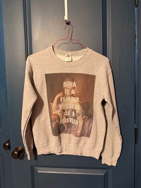 Gildan Gray Crewneck Sweater with 'Diva' Graphic
